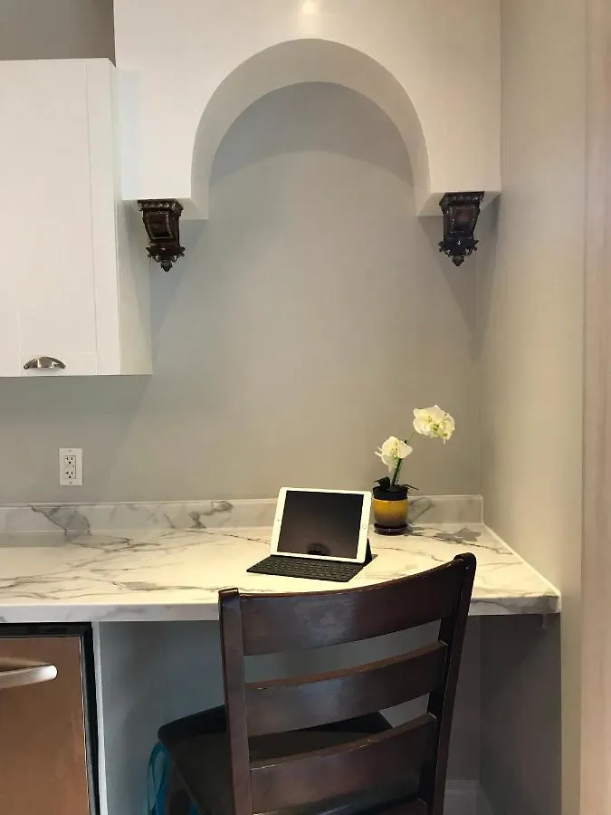 Ottawa Downtown Executive Apartment Retreat With Private Balcony Near Bank Street - Sleep Max 2