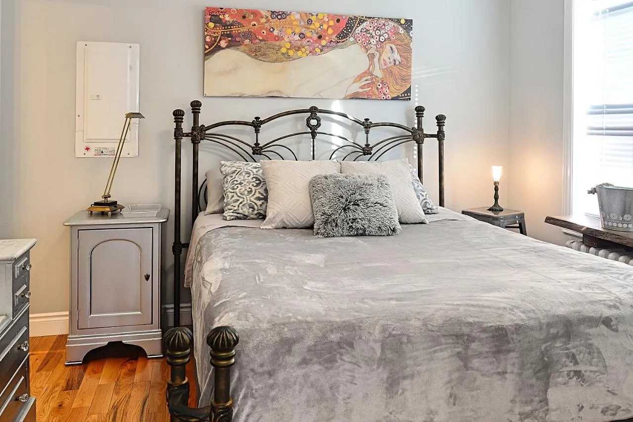 Ottawa Downtown Executive Apartment Retreat With Private Balcony Near Bank Street - Sleep Max 2 0*,